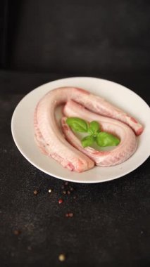 Çiğ kaya yılanbalığı balığı balığı, somon balığı, deniz ürünleri, küçük benekli kedi balığı, lezzetli çerez, lezzetli gurme yemek arka planı, masanın kırsal kesiminde, fotokopi alanı, pesseeter diyeti.