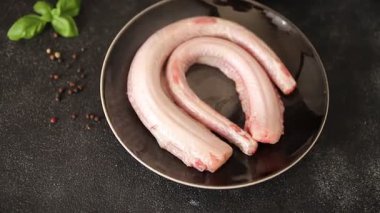 Çiğ kaya yılanbalığı balığı balığı, somon balığı, deniz ürünleri, küçük benekli kedi balığı, lezzetli çerez, lezzetli gurme yemek arka planı, masanın kırsal kesiminde, fotokopi alanı, pesseeter diyeti.