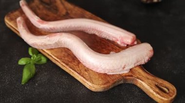 Çiğ kaya yılanbalığı balığı balığı, somon balığı, deniz ürünleri, küçük benekli kedi balığı, lezzetli çerez, lezzetli gurme yemek arka planı, masanın kırsal kesiminde, fotokopi alanı, pesseeter diyeti.