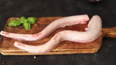 Çiğ kaya yılanbalığı balığı balığı, somon balığı, deniz ürünleri, küçük benekli kedi balığı, lezzetli çerez, lezzetli gurme yemek arka planı, masanın kırsal kesiminde, fotokopi alanı, pesseeter diyeti.