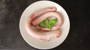 Çiğ kaya yılanbalığı balığı balığı, somon balığı, deniz ürünleri, küçük benekli kedi balığı, lezzetli çerez, lezzetli gurme yemek arka planı, masanın kırsal kesiminde, fotokopi alanı, pesseeter diyeti.