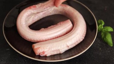 Çiğ kaya yılanbalığı balığı balığı, somon balığı, deniz ürünleri, küçük benekli kedi balığı, lezzetli çerez, lezzetli gurme yemek arka planı, masanın kırsal kesiminde, fotokopi alanı, pesseeter diyeti.