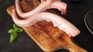 Çiğ kaya yılanbalığı balığı balığı, somon balığı, deniz ürünleri, küçük benekli kedi balığı, lezzetli çerez, lezzetli gurme yemek arka planı, masanın kırsal kesiminde, fotokopi alanı, pesseeter diyeti.