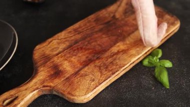 Çiğ kaya yılanbalığı balığı balığı, somon balığı, deniz ürünleri, küçük benekli kedi balığı, lezzetli çerez, lezzetli gurme yemek arka planı, masanın kırsal kesiminde, fotokopi alanı, pesseeter diyeti.