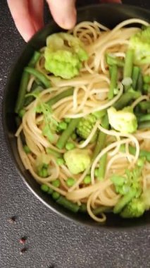 Spagetti sebzesi, bezelye, brokoli, çalı fasulyesi, kohlrabi vejetaryen makarna lezzetli makarna masanın üzerinde taze lezzetli gurme yemek.