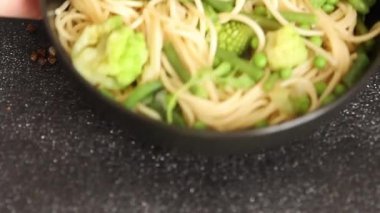 Spagetti sebzesi, bezelye, brokoli, çalı fasulyesi, kohlrabi vejetaryen makarna lezzetli makarna masanın üzerinde taze lezzetli gurme yemek.