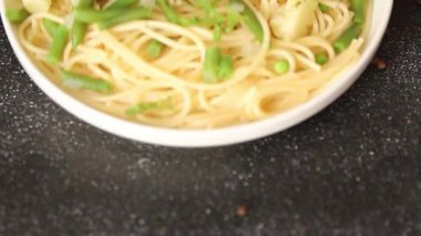 Spagetti sebzesi, bezelye, brokoli, çalı fasulyesi, kohlrabi vejetaryen makarna lezzetli makarna masanın üzerinde taze lezzetli gurme yemek.