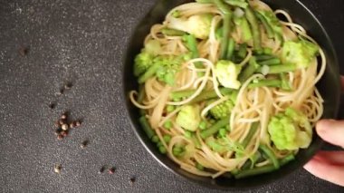 Spagetti sebzesi, bezelye, brokoli, çalı fasulyesi, kohlrabi vejetaryen makarna lezzetli makarna masanın üzerinde taze lezzetli gurme yemek.