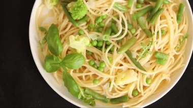 Spagetti sebzesi, bezelye, brokoli, çalı fasulyesi, kohlrabi vejetaryen makarna lezzetli makarna masanın üzerinde taze lezzetli gurme yemek.
