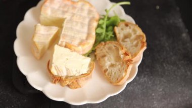 Peynir kabuklu yumuşak peynir portakal kabuklu Fransız peyniri lezzetli çerez lezzetli gurme yemek arka planı masanın kırsal kesiminde fotokopi alanı.