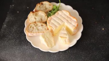 Peynir kabuklu yumuşak peynir portakal kabuklu Fransız peyniri lezzetli çerez lezzetli gurme yemek arka planı masanın kırsal kesiminde fotokopi alanı.