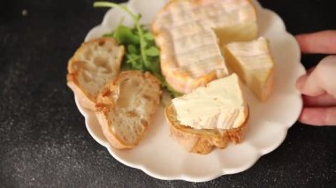 Peynir kabuklu yumuşak peynir portakal kabuklu Fransız peyniri lezzetli çerez lezzetli gurme yemek arka planı masanın kırsal kesiminde fotokopi alanı.