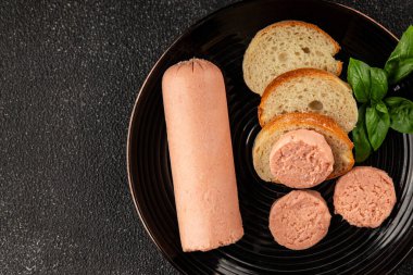 Sosisli sandviç yayılmış domuz eti doğal ürün lezzetli çerez lezzetli gurme yemek arka planı masa rustik üst görünüm fotokopi alanı üzerinde