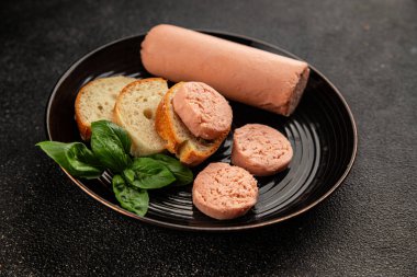 Sosisli sandviç yayılmış domuz eti doğal ürün lezzetli çerez lezzetli gurme yemek arka planı masa rustik üst görünüm fotokopi alanı üzerinde