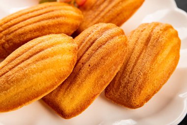 Madeleine kurabiyeleri tatlı tatlı Fransız tatlıları lezzetli aperatifler lezzetli gurme yemek arkaplanı masanın kırsal kesiminde fotokopi alanı