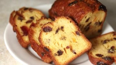 Meyveli kek tatlı meyveli pasta kurutulmuş meyveler, fındıklı geleneksel pişmiş yiyecekler doğal ürünler lezzetli çerezler lezzetli gurme yemek arkaplan masanın kırsal kesiminde fotokopi alanı