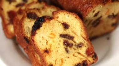 Meyveli kek tatlı meyveli pasta kurutulmuş meyveler, fındıklı geleneksel pişmiş yiyecekler doğal ürünler lezzetli çerezler lezzetli gurme yemek arkaplan masanın kırsal kesiminde fotokopi alanı