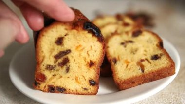 Meyveli kek tatlı meyveli pasta kurutulmuş meyveler, fındıklı geleneksel pişmiş yiyecekler doğal ürünler lezzetli çerezler lezzetli gurme yemek arkaplan masanın kırsal kesiminde fotokopi alanı