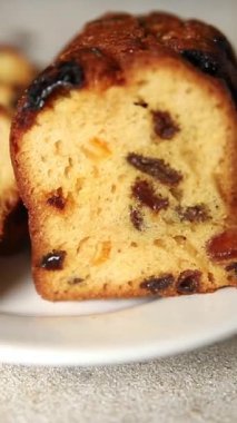 Meyveli kek tatlı meyveli pasta kurutulmuş meyveler, fındıklı geleneksel pişmiş yiyecekler doğal ürünler lezzetli çerezler lezzetli gurme yemek arkaplan masanın kırsal kesiminde fotokopi alanı