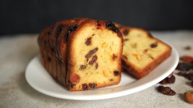 Meyveli kek tatlı meyveli pasta kurutulmuş meyveler, fındıklı geleneksel pişmiş yiyecekler doğal ürünler lezzetli çerezler lezzetli gurme yemek arkaplan masanın kırsal kesiminde fotokopi alanı