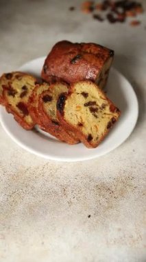 Meyveli kek tatlı meyveli pasta kurutulmuş meyveler, fındıklı geleneksel pişmiş yiyecekler doğal ürünler lezzetli çerezler lezzetli gurme yemek arkaplan masanın kırsal kesiminde fotokopi alanı