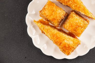 Antep fıstıklı ve bademli Baklava. Tatlı, doğu tatlıları. Lezzetli atıştırmalıklar.
