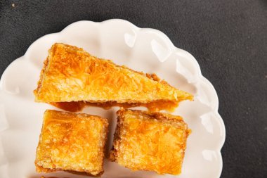 Antep fıstıklı ve bademli Baklava. Tatlı, doğu tatlıları. Lezzetli atıştırmalıklar.