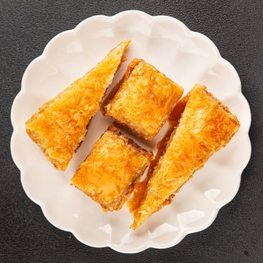 Antep fıstıklı ve bademli Baklava. Tatlı, doğu tatlıları. Lezzetli atıştırmalıklar.
