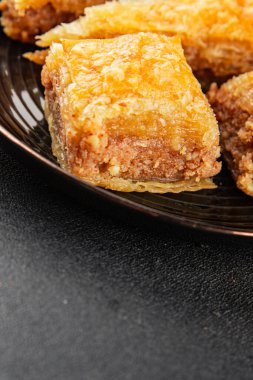 Antep fıstıklı ve bademli Baklava. Tatlı, doğu tatlıları. Lezzetli atıştırmalıklar.