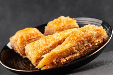 Antep fıstıklı ve bademli Baklava. Tatlı, doğu tatlıları. Lezzetli atıştırmalıklar.