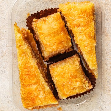 Antep fıstıklı ve bademli Baklava. Tatlı, doğu tatlıları. Lezzetli atıştırmalıklar.