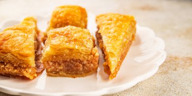 Antep fıstıklı ve bademli Baklava. Tatlı, doğu tatlıları. Lezzetli atıştırmalıklar.