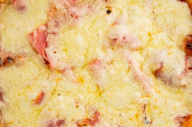 Pizza jambonu, peynir, domates sosu fast food doğal ürün lezzeti lezzetli gurme yemek arkaplanı masanın kırsal kesiminde fotokopi alanı.