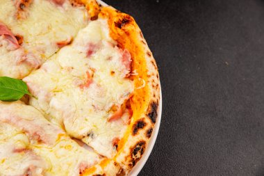 Pizza jambonu, peynir, domates sosu fast food doğal ürün lezzeti lezzetli gurme yemek arkaplanı masanın kırsal kesiminde fotokopi alanı.