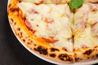 Pizza jambonu, peynir, domates sosu fast food doğal ürün lezzeti lezzetli gurme yemek arkaplanı masanın kırsal kesiminde fotokopi alanı.