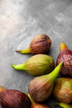 İncirler taze olgun meyveler lezzetli çerezler lezzetli lezzetli gurme yemek arka planı masanın üstünde rustik üst görünüm fotokopi uzayı vejetaryen yemekleri ve vejetaryen yemekleri