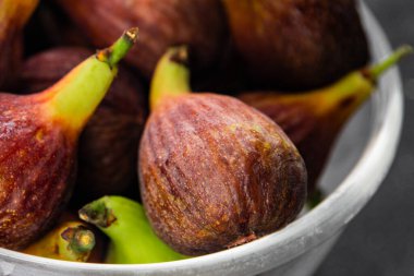 İncirler taze olgun meyveler lezzetli çerezler lezzetli lezzetli gurme yemek arka planı masanın üstünde rustik üst görünüm fotokopi uzayı vejetaryen yemekleri ve vejetaryen yemekleri