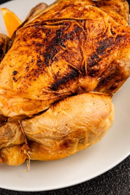 Fırında tavuk ve portakallı ızgara tavuk. Yeni yıl tatili. Doğal ürünler, lezzetli yiyecekler.