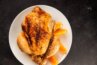 Fırında tavuk ve portakallı ızgara tavuk. Yeni yıl tatili. Doğal ürünler, lezzetli yiyecekler.