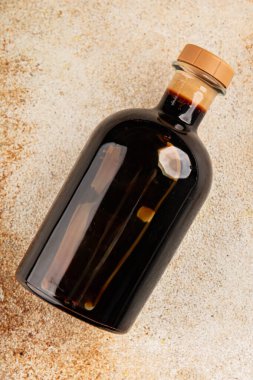 Balzamik sirke tatlı ve ekşi sos balzamik doğal ürün lezzetli aperatif lezzetli gurme yemek arka planı masanın kırsal kesiminde fotokopi alanı