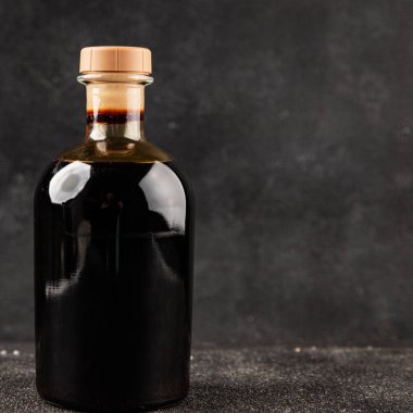 Balzamik sirke tatlı ve ekşi sos balzamik doğal ürün lezzetli aperatif lezzetli gurme yemek arka planı masanın kırsal kesiminde fotokopi alanı