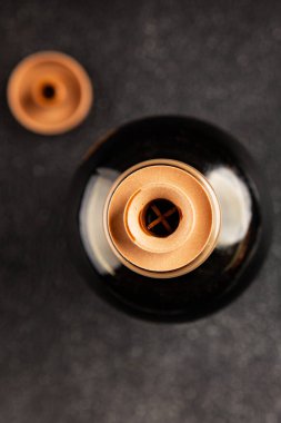 Balzamik sirke tatlı ve ekşi sos balzamik doğal ürün lezzetli aperatif lezzetli gurme yemek arka planı masanın kırsal kesiminde fotokopi alanı