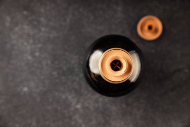 Balzamik sirke tatlı ve ekşi sos balzamik doğal ürün lezzetli aperatif lezzetli gurme yemek arka planı masanın kırsal kesiminde fotokopi alanı