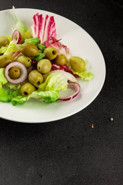 Salata zeytinleri, yeşil yapraklı marul, sebzeler... doğal ürünler... Lezzetli çerezler... Lezzetli yemekler...