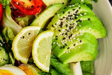 Avokado salata yumurtası, domates, soğan, yeşil yaprak, sebze, sebze, sebze...... iştah açıcı...... iştah açıcı, leziz gurme yemek arkaplanı...... masanın üstünde, rustik üst görünüm...... fotokopi alanı keto ve paleo diyeti vegan ve vejetaryen yemeği.