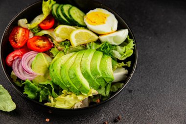 Avokado salata yumurtası, domates, soğan, yeşil yaprak, sebze, sebze, sebze...... iştah açıcı...... iştah açıcı, leziz gurme yemek arkaplanı...... masanın üstünde, rustik üst görünüm...... fotokopi alanı keto ve paleo diyeti vegan ve vejetaryen yemeği.