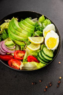 Avokado salata yumurtası, domates, soğan, yeşil yaprak, sebze, sebze, sebze...... iştah açıcı...... iştah açıcı, leziz gurme yemek arkaplanı...... masanın üstünde, rustik üst görünüm...... fotokopi alanı keto ve paleo diyeti vegan ve vejetaryen yemeği.