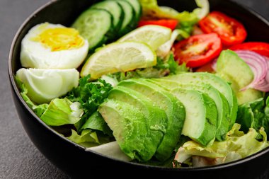 Avokado salata yumurtası, domates, soğan, yeşil yaprak, sebze, sebze, sebze...... iştah açıcı...... iştah açıcı, leziz gurme yemek arkaplanı...... masanın üstünde, rustik üst görünüm...... fotokopi alanı keto ve paleo diyeti vegan ve vejetaryen yemeği.