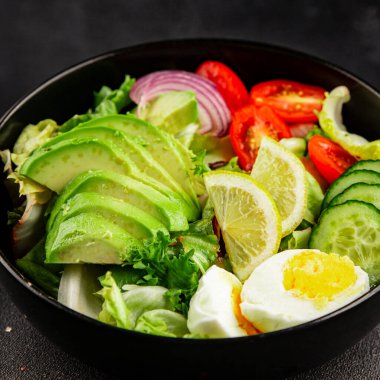 Avokado salata yumurtası, domates, soğan, yeşil yaprak, sebze, sebze, sebze...... iştah açıcı...... iştah açıcı, leziz gurme yemek arkaplanı...... masanın üstünde, rustik üst görünüm...... fotokopi alanı keto ve paleo diyeti vegan ve vejetaryen yemeği.