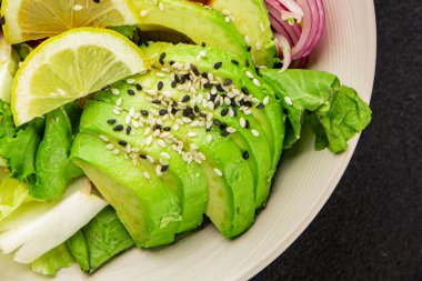 Avokado salata yumurtası, domates, soğan, yeşil yaprak, sebze, sebze, sebze...... iştah açıcı...... iştah açıcı, leziz gurme yemek arkaplanı...... masanın üstünde, rustik üst görünüm...... fotokopi alanı keto ve paleo diyeti vegan ve vejetaryen yemeği.